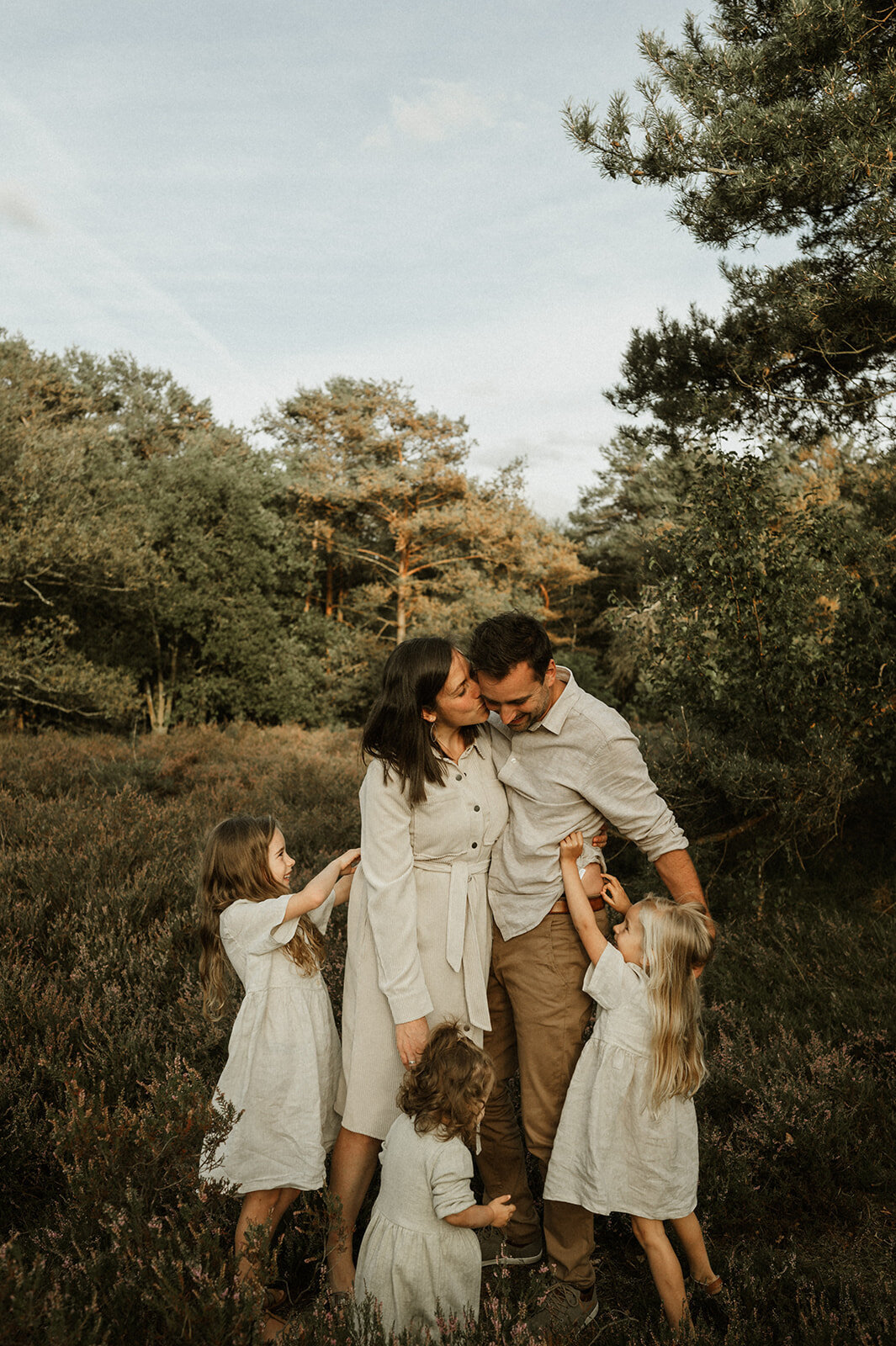 Gezinsfotografie in Nijlen tijdens golden hour – pure, spontane momenten vastgelegd in de heide.