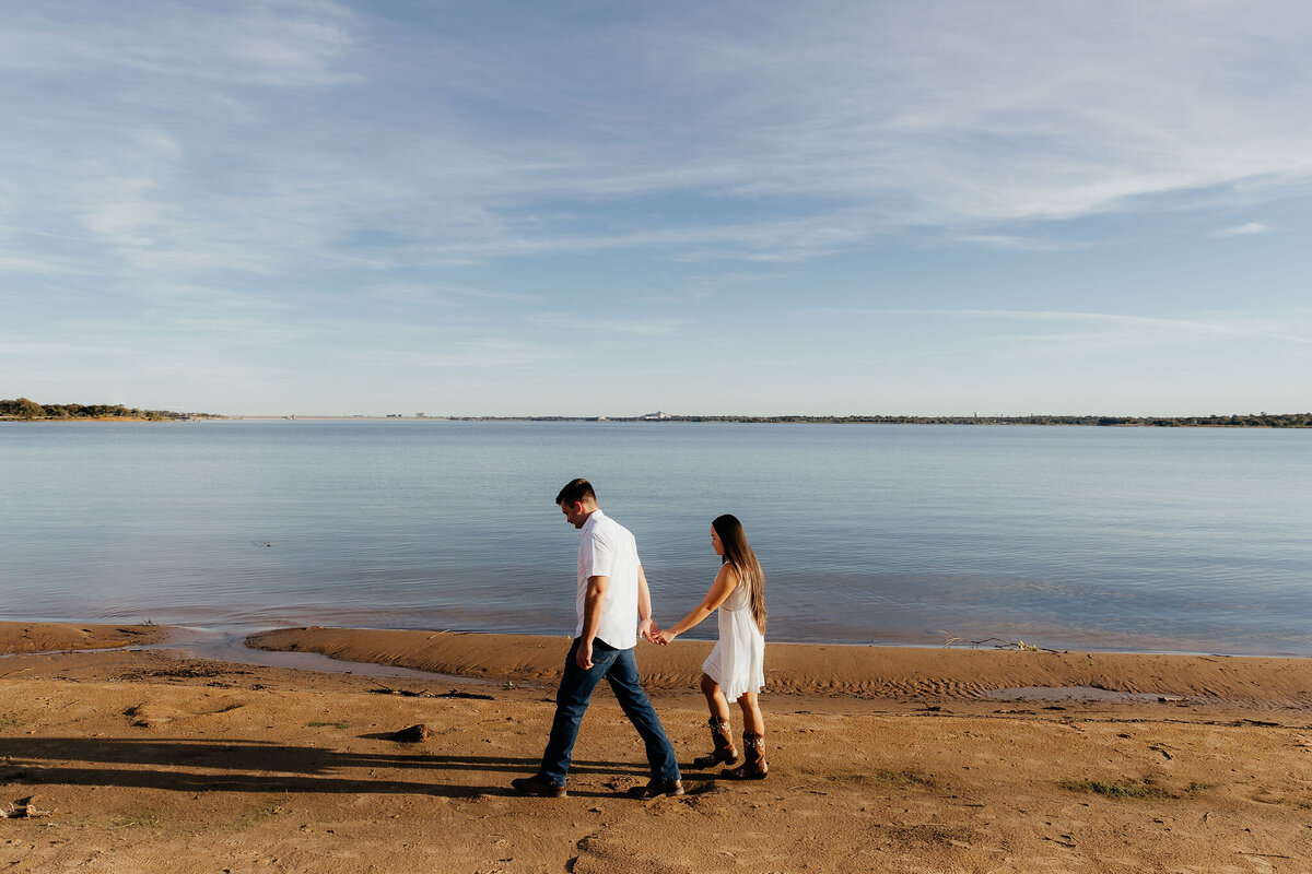 couple holds hands for photoshoot