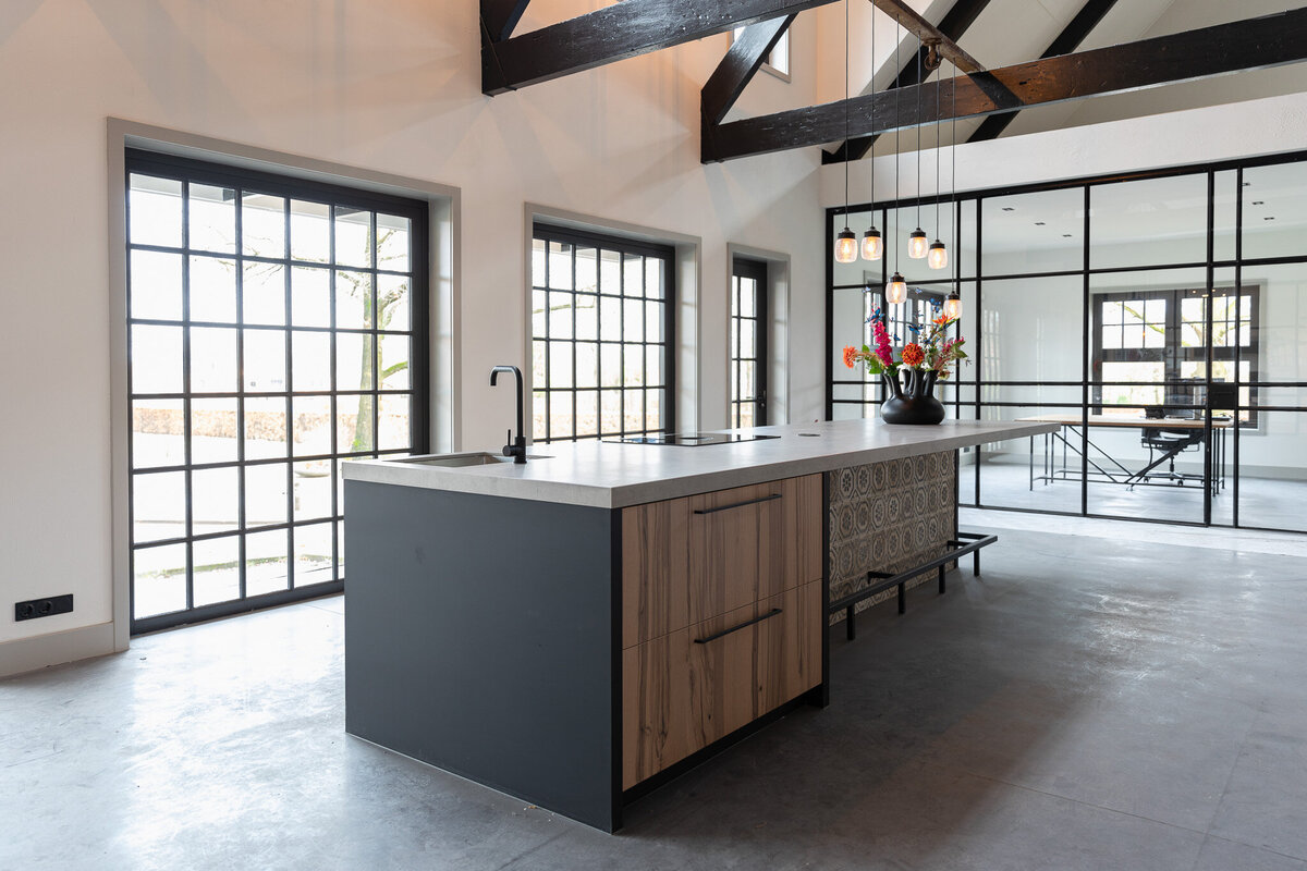 Een eyecatcher binnen een kantooromgeving — maatwerk keuken in contrastrijk ontwerp met natuurlijke materialen.