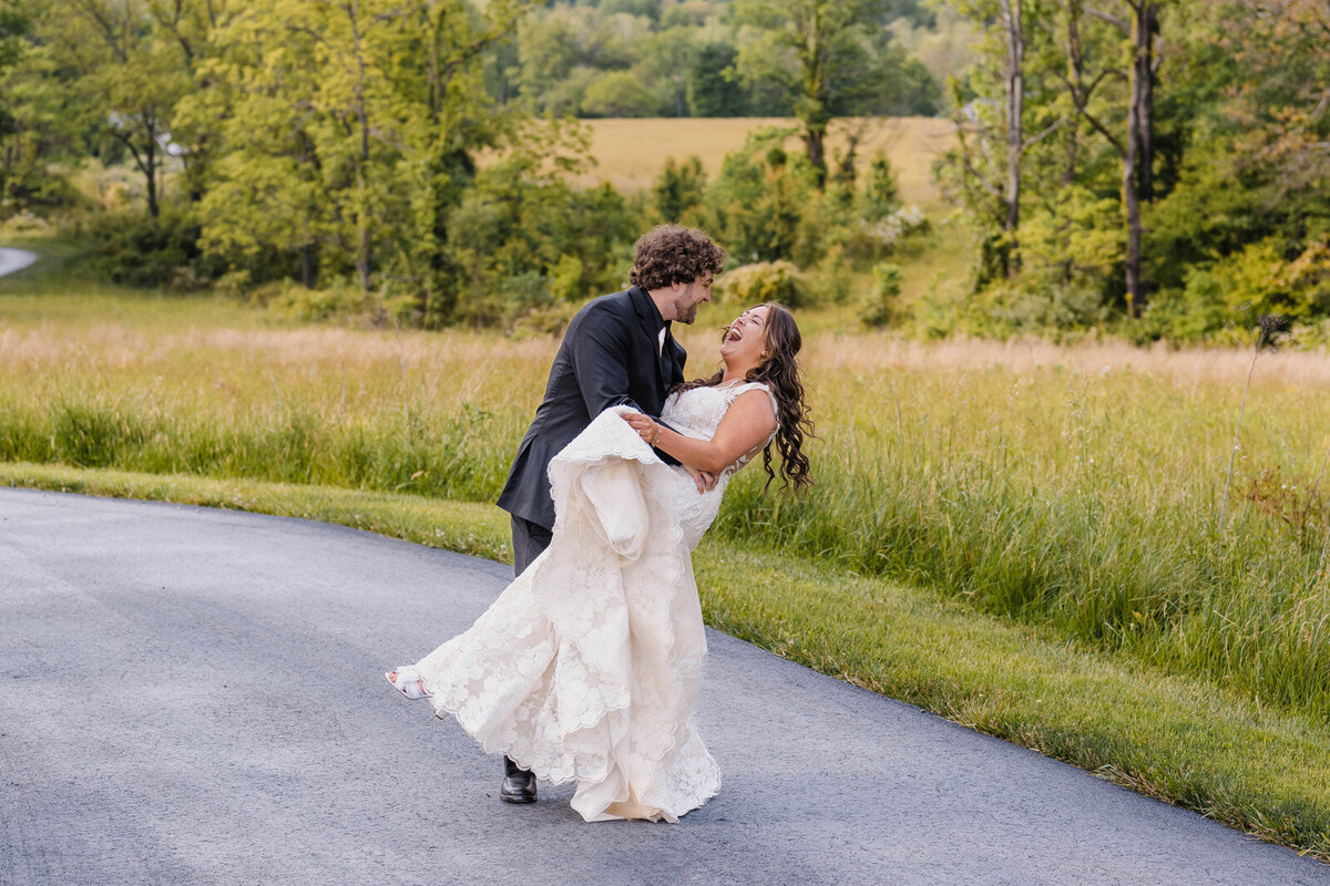 Indiana-wedding-photography-couple-laughs-dancing