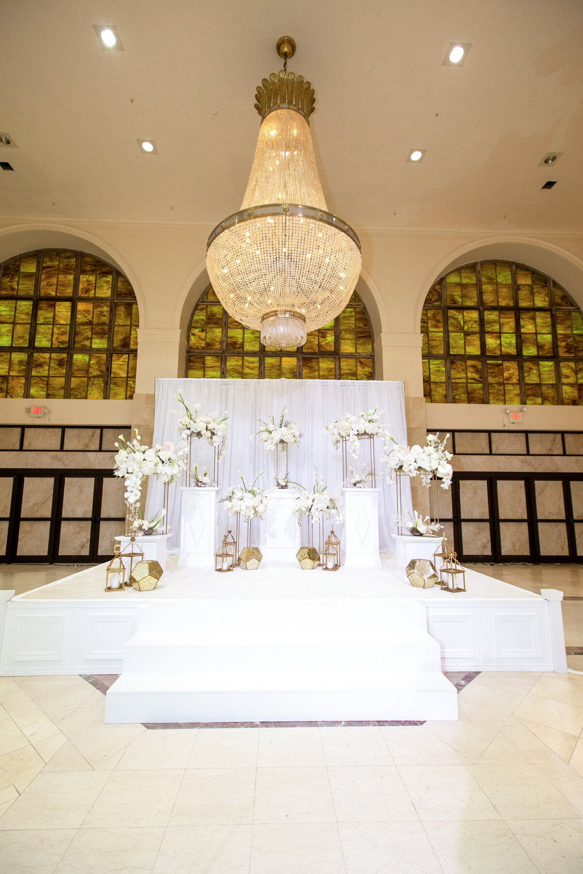 southern-exchange-ballroom-atlanta-wedding-ceremony-stage-floral-decor