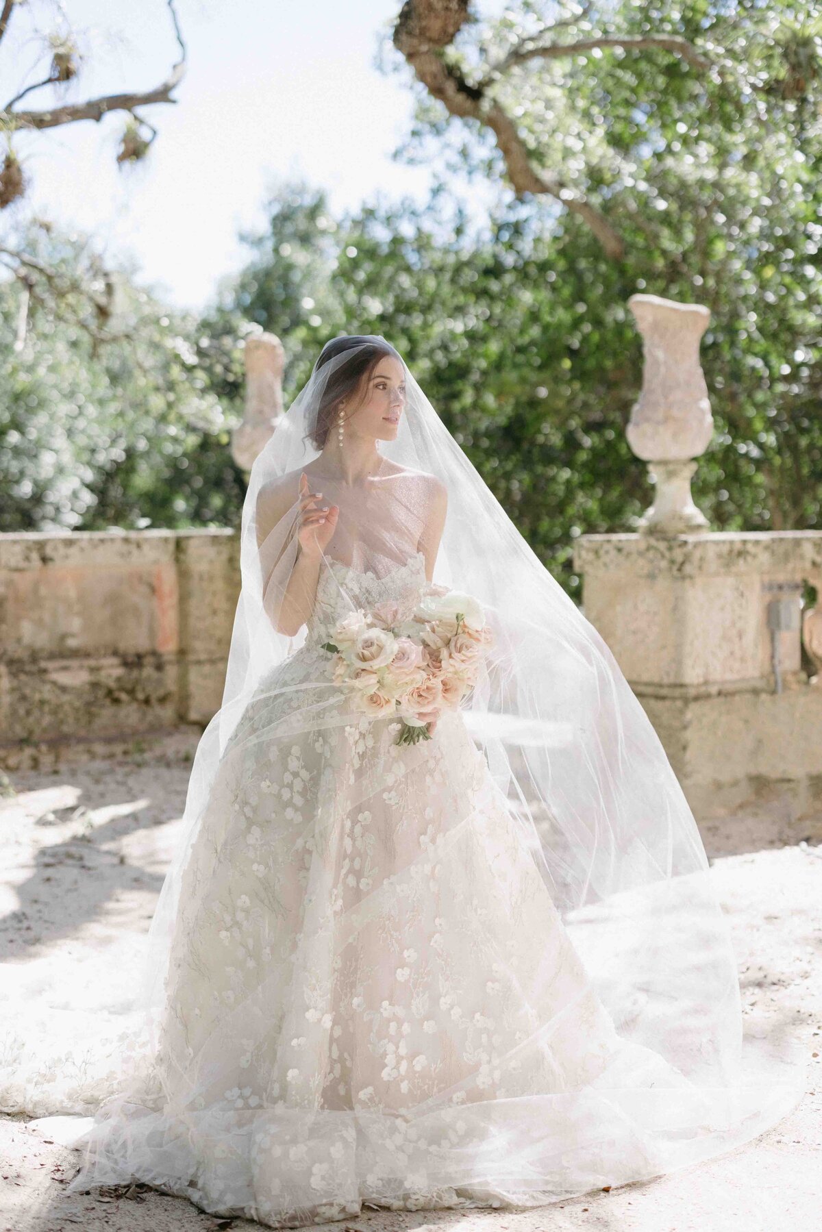 luxurious-bridal-veil-portraits-in-california