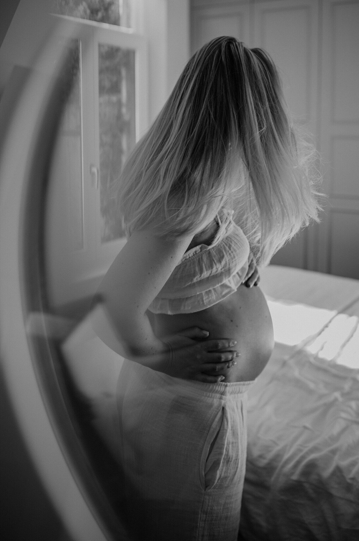32-LouiseBoonstoppelFotografie_zwangerschapshoot_elegant_blote_buik