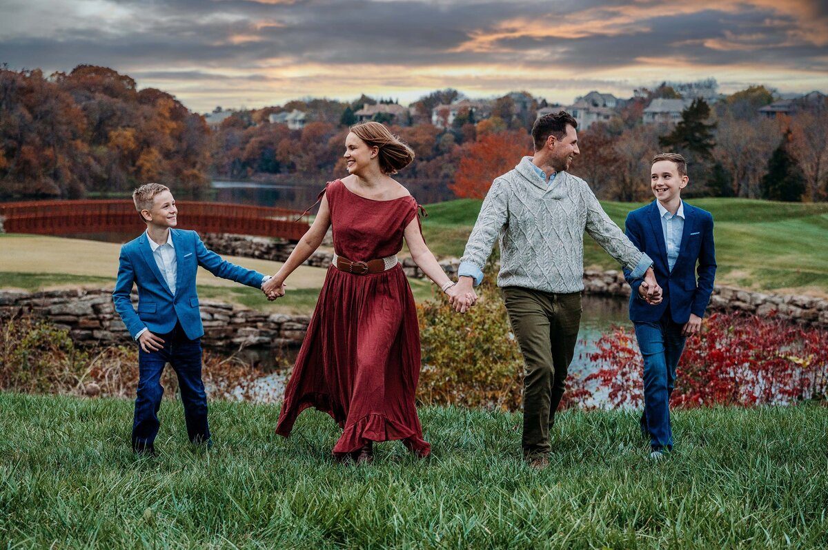 FAMILY-SUNSET-BOYS-HOLDING HANDS