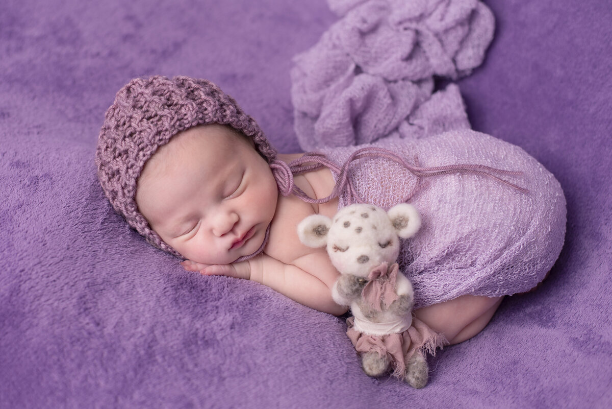bébé naissant nouveau-né sur fond violet photographe rive sud