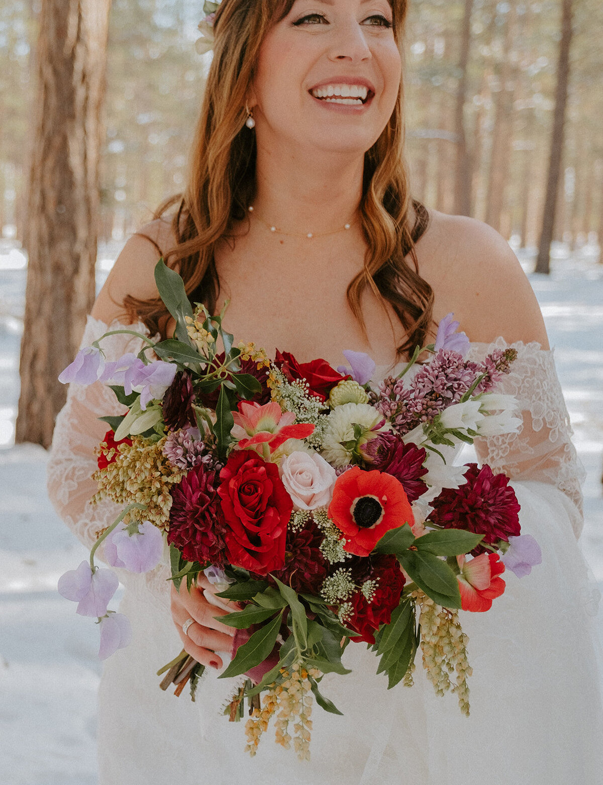 winter-snow-wedding-five-pine-lodge-oregon-venue-february-sun-colorful-western-chic-fur-blankets-candles00578