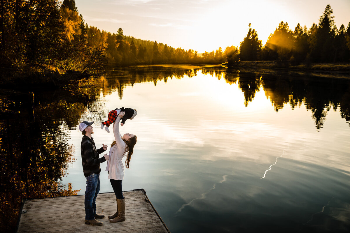 family-portrait-autumn-lifestyle-river-coeur-dalene