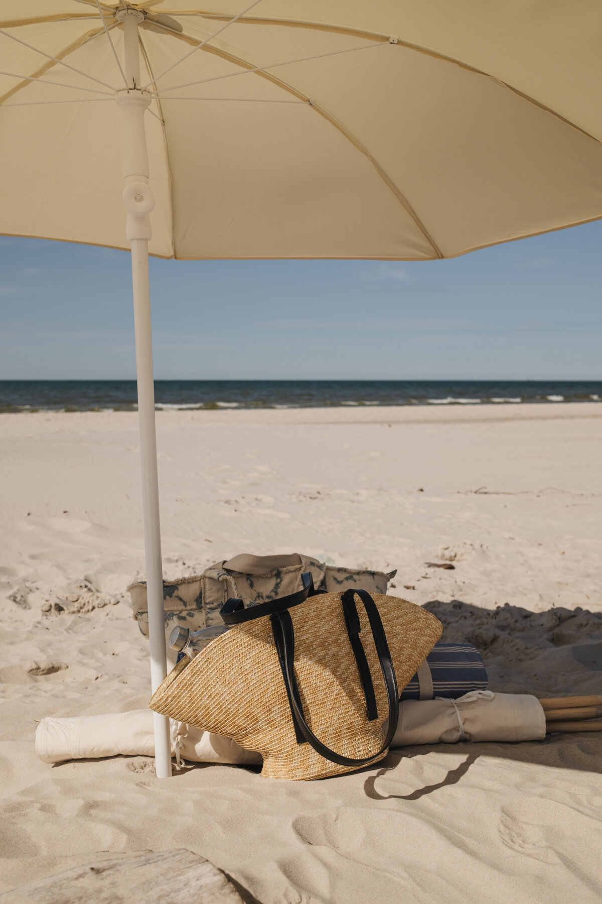 kaboompics_beach-umbrella-and-bag-on-sandy-shore-36223