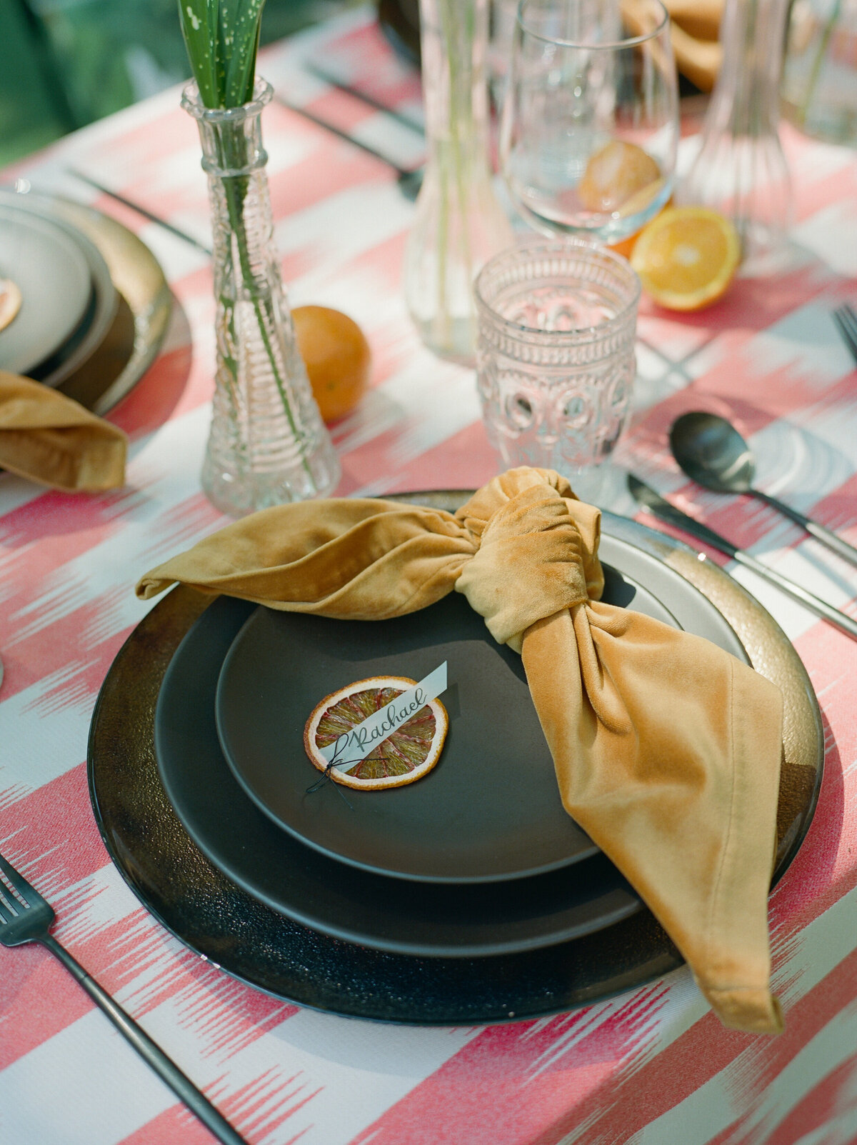 That Table Setting. Black plates and gold details.