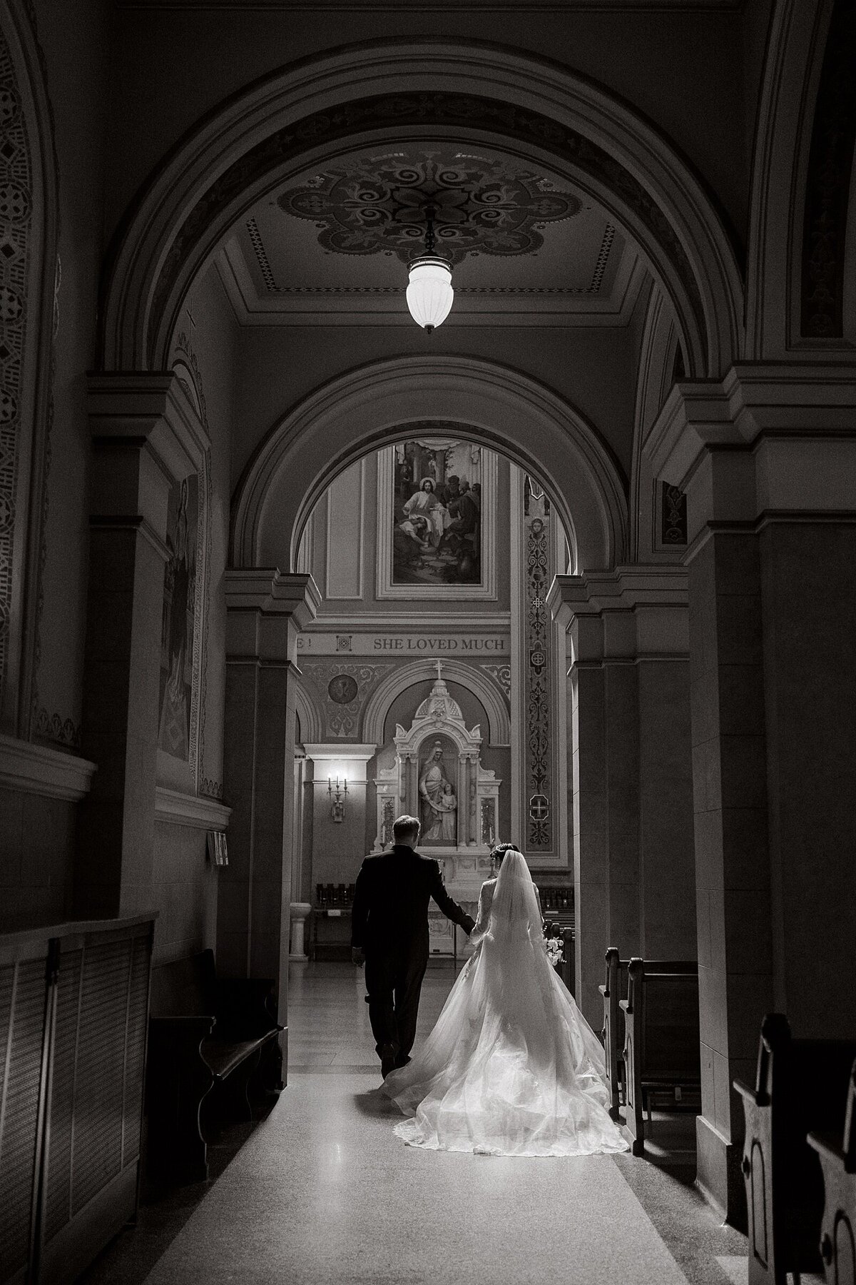 Wedding-Pictures-at-Saint-Mary-of-the-Angels-Catholic-Church-In-Chicago-Illinois-by-Catholic-Wedding-Photographer-_0027