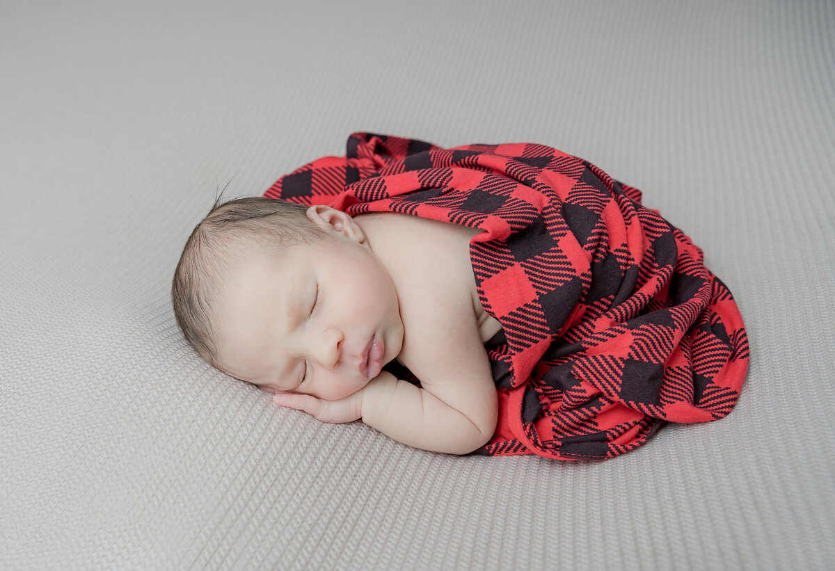 melissa-lamb-newborn-studio-ottawa-grey-loft-studio-2023-37