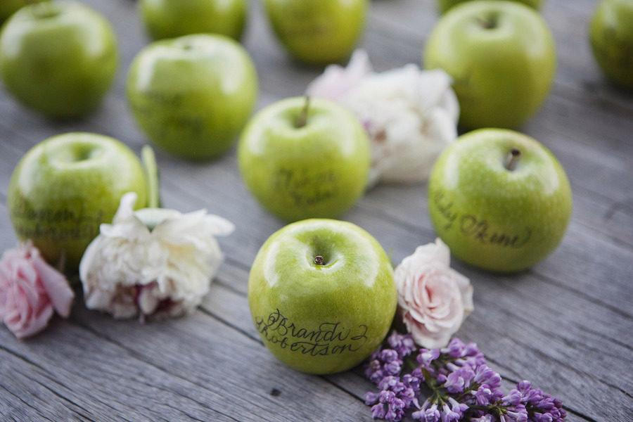 apples with guests names in calligraphy