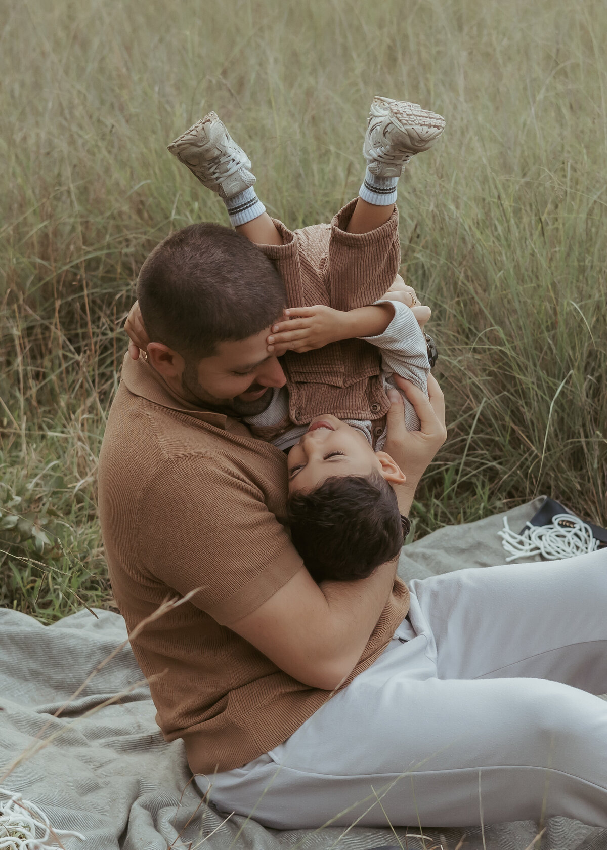 Sydney-Family-photography-Grassy-field-emotive-storytelling-02