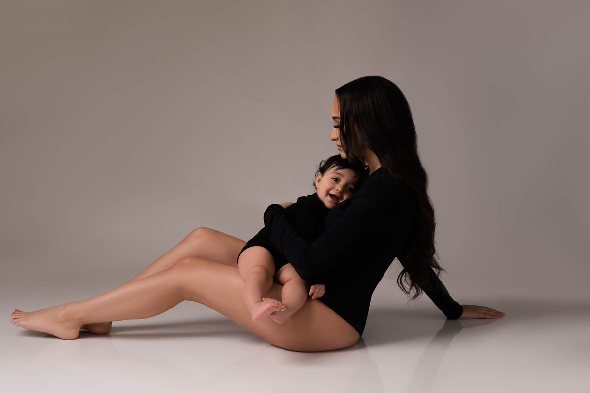 Lynda Bodysuit  Maternity photo outfits, Trendy bodysuits, Maternity  photography poses outdoors