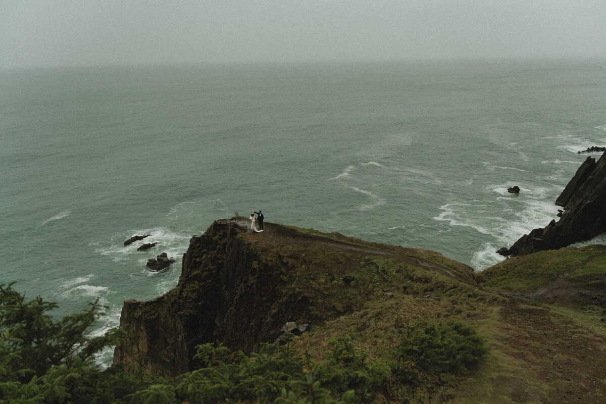 elopement oregon cliff - lizarrietaphotography-56