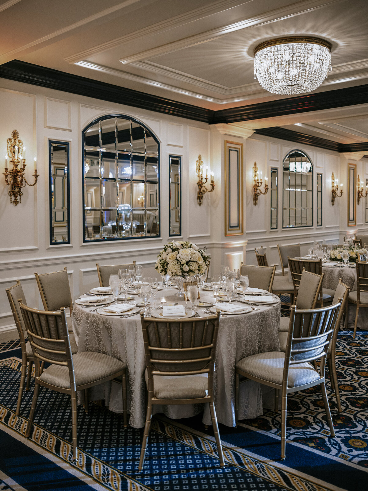 elegant-dining-table-in-decorative-ballroom