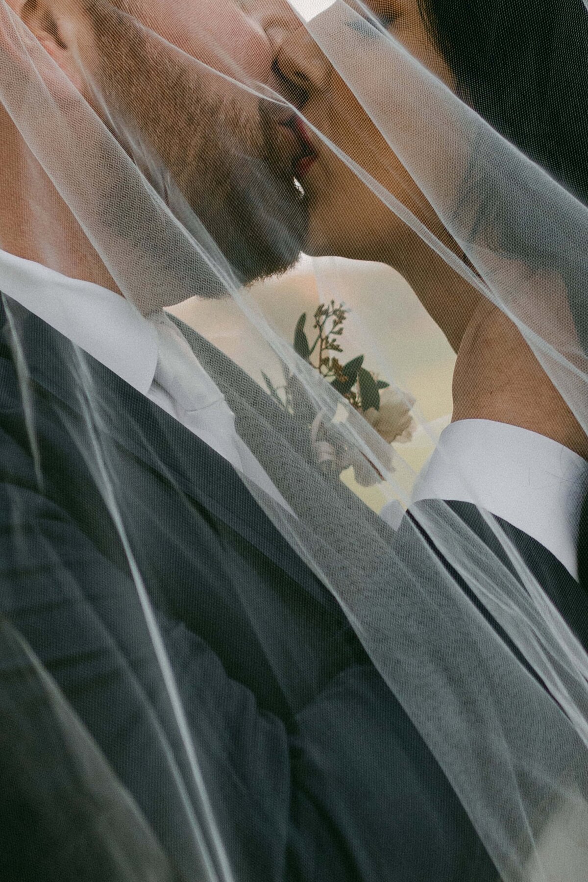 Couple-wedding-kiss-photo-19