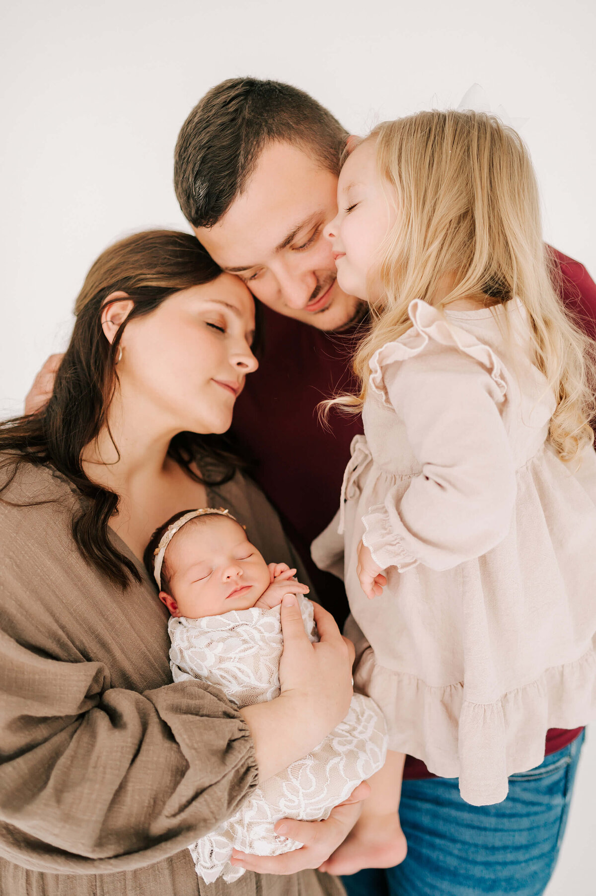 Springfield Mo newborn photographer Jessica Kennedy of The XO Photography captures family of 4 cuddling during newborn photography session