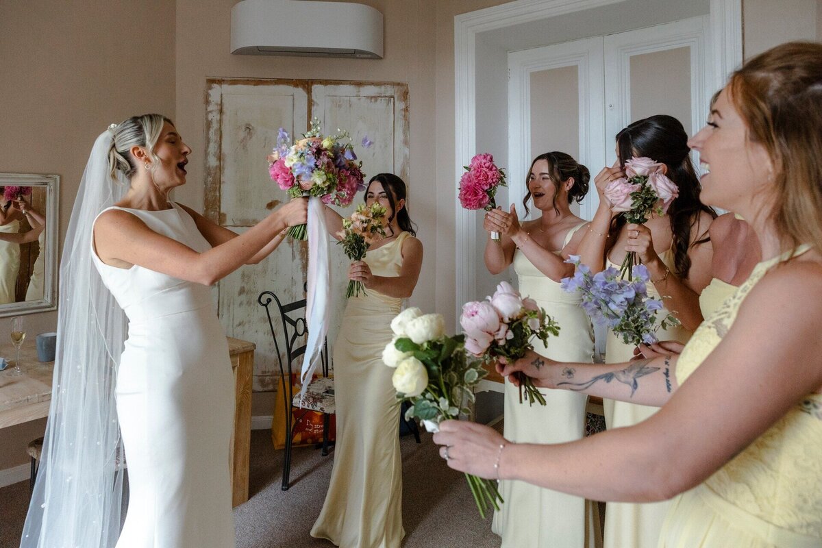 elegant-french-wedding-bridesmaids-bouquets