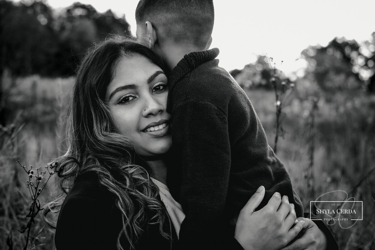 outdoor motherhood photoshoot