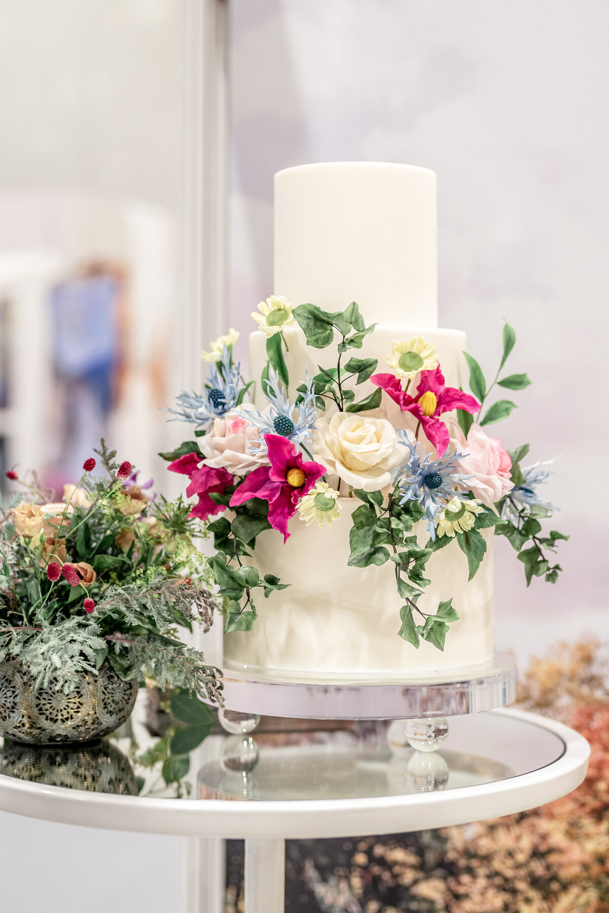 sugar flowrs wedding cake