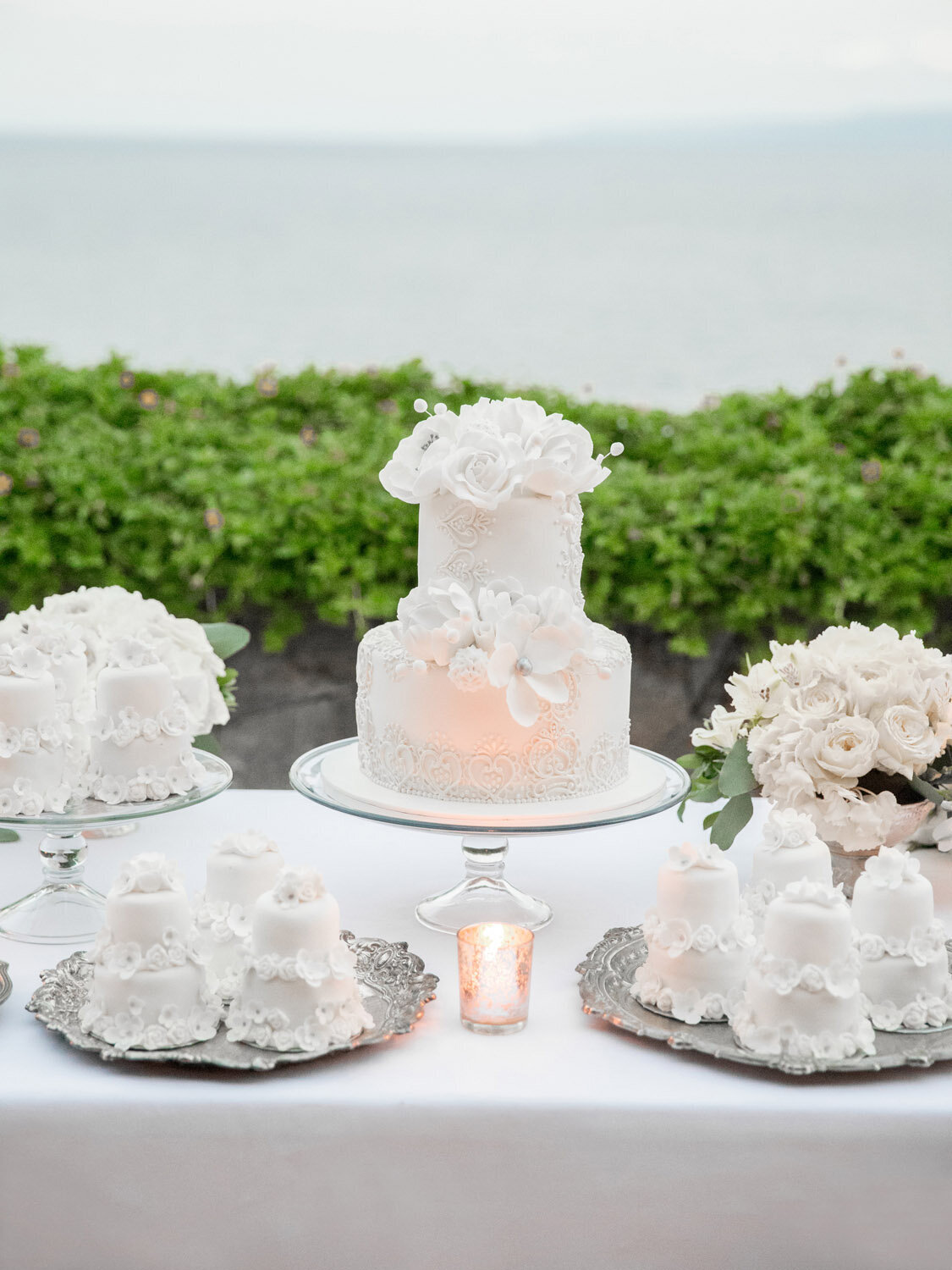 destination-wedding-bali-amankila-mini-2-tier-cakes