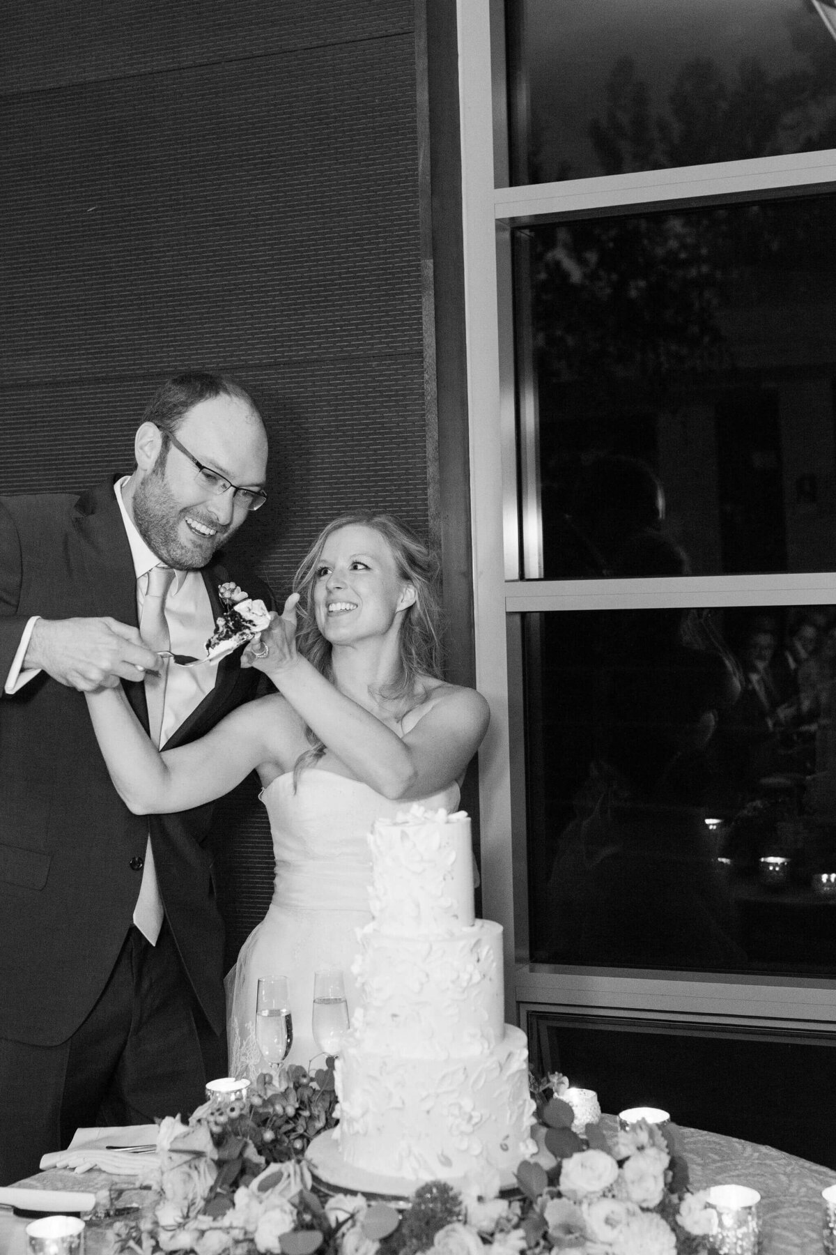 fall-aspen-wedding-cake-cutting-bw