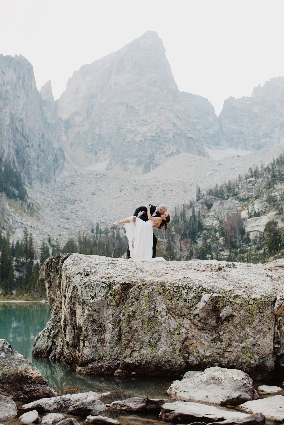 Jackson Hole photographers capture groom dip kissing bride