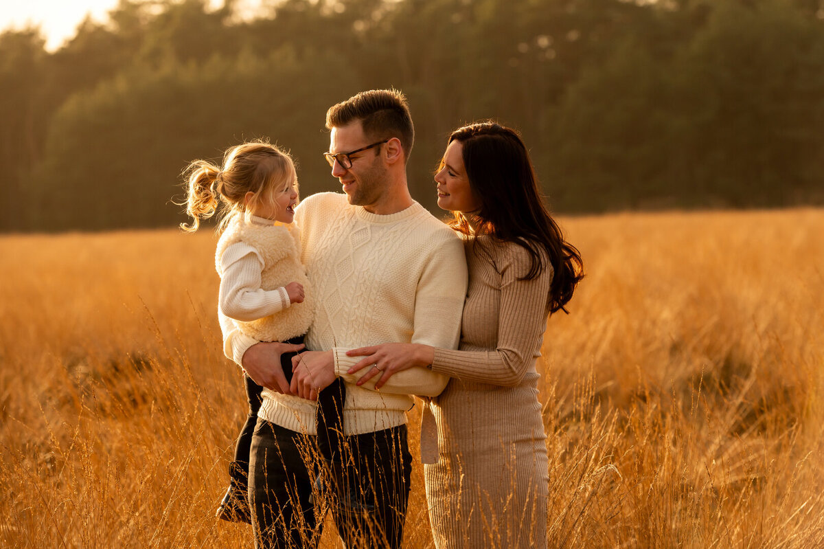 Gezin in graanveld met golden hour preset