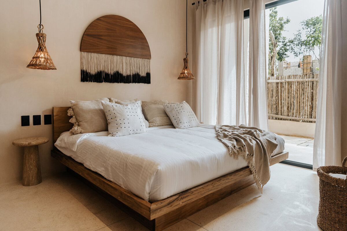 bedframe-wood-beige-lamps