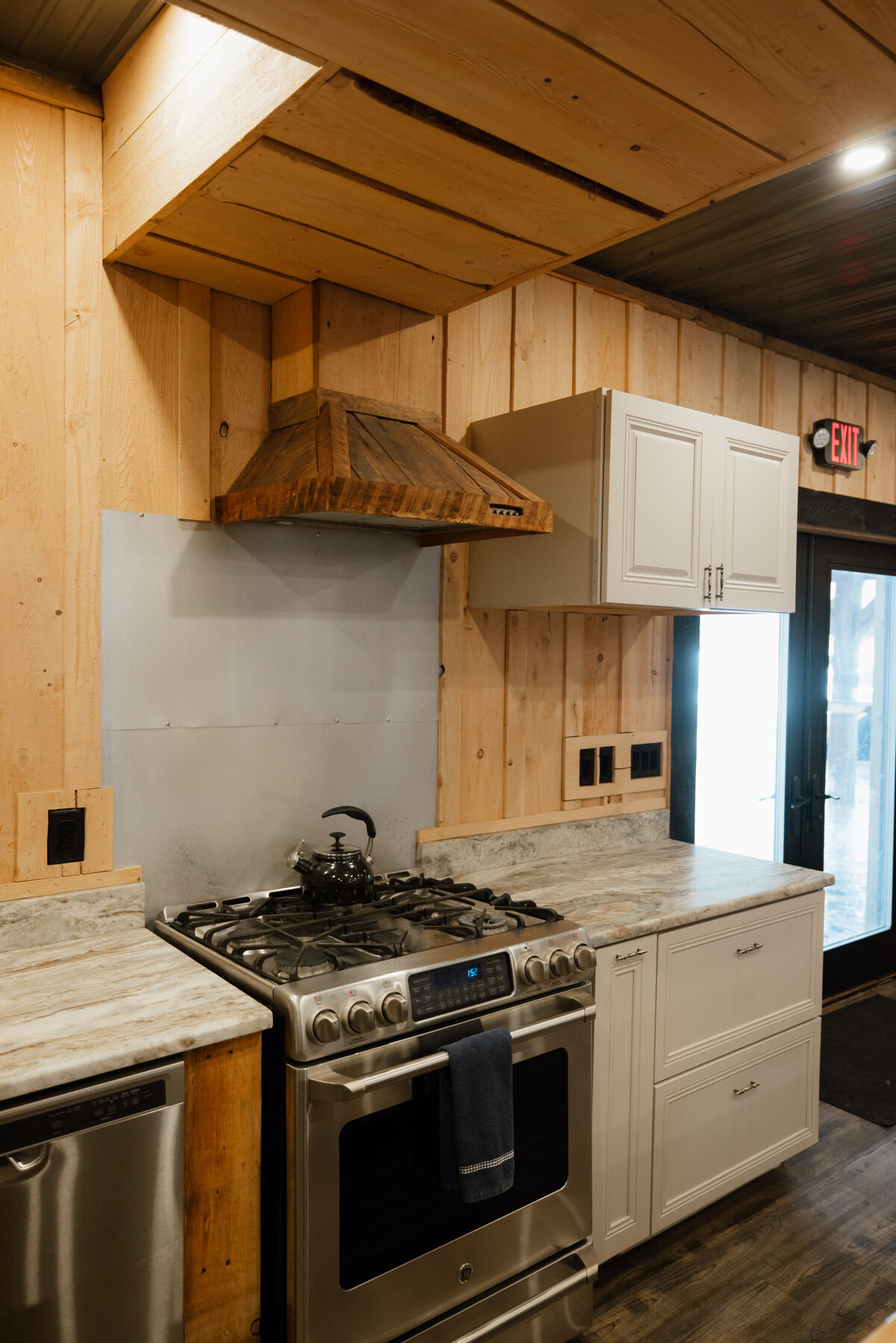 Bear-Ridge-Destination-barndo-suites-rosie-photo-video-83