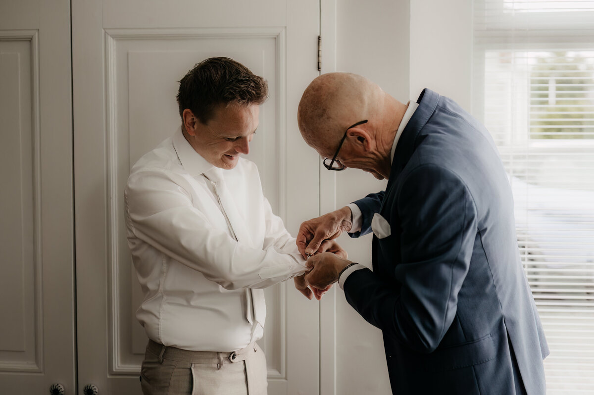 Pure Liefde Fotografie - Jesse & Lotte - Getting ready Jesse-11