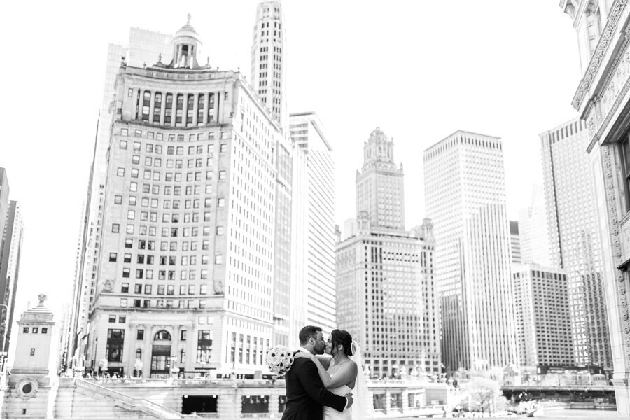 newlyweds-wrigley-plaza-chicago-river-black-and-white-hbicweddings