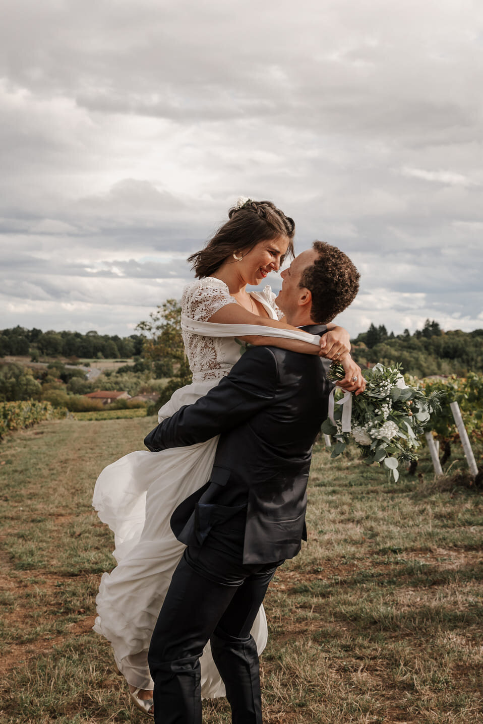 Mathilde-et-Jules-mariage-couple-exterieur-vignes2