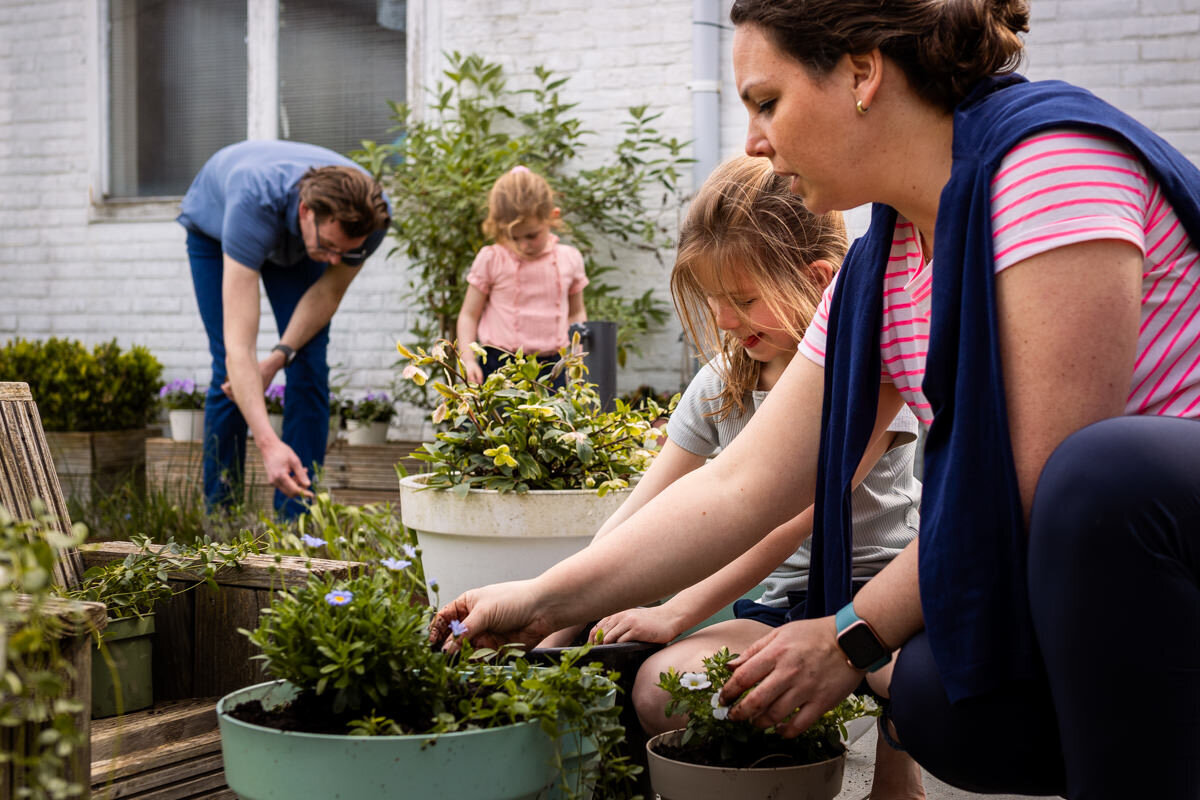gezin plant plantjes in potten