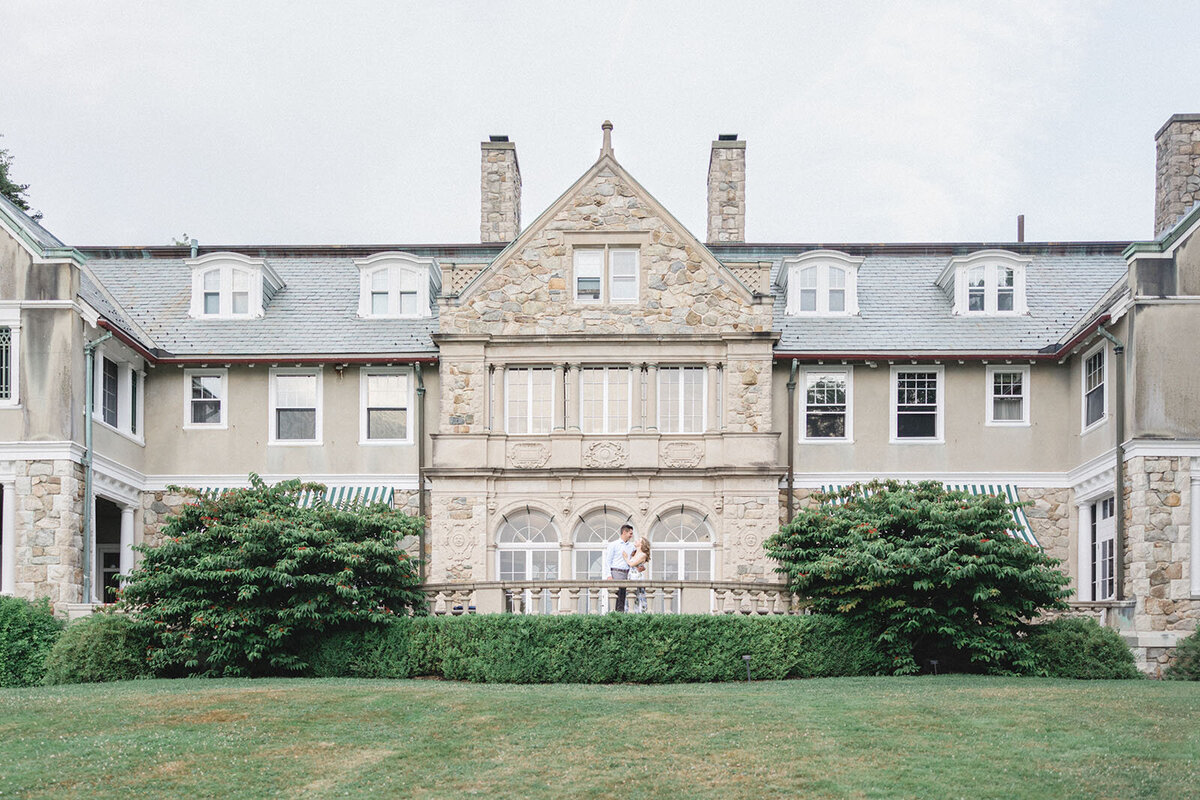 blithewold_mansion_engagement_session