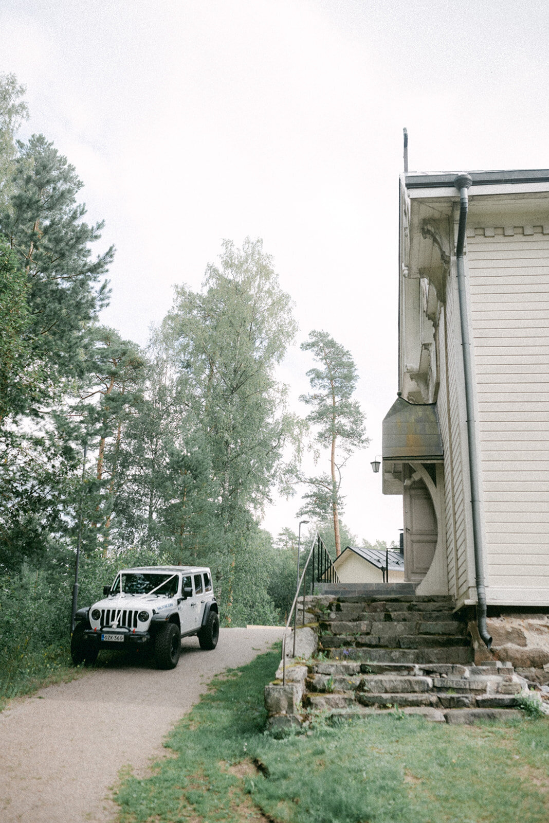 Wedding photograph of Askola church by photographer Hannika Gabrielsson