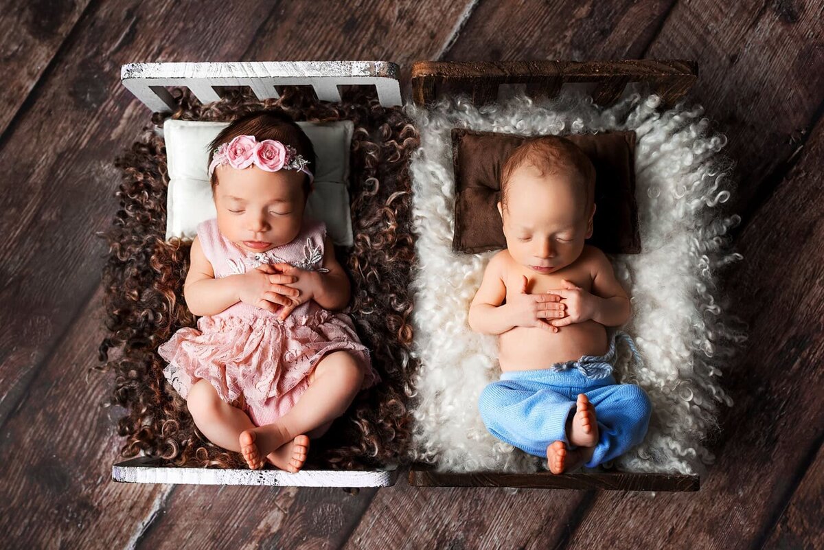 mobile-in-home-newborn-photography-vancouver-fraser-valley_newborn-twins-baby-girl-boy-posed-outfits-beds