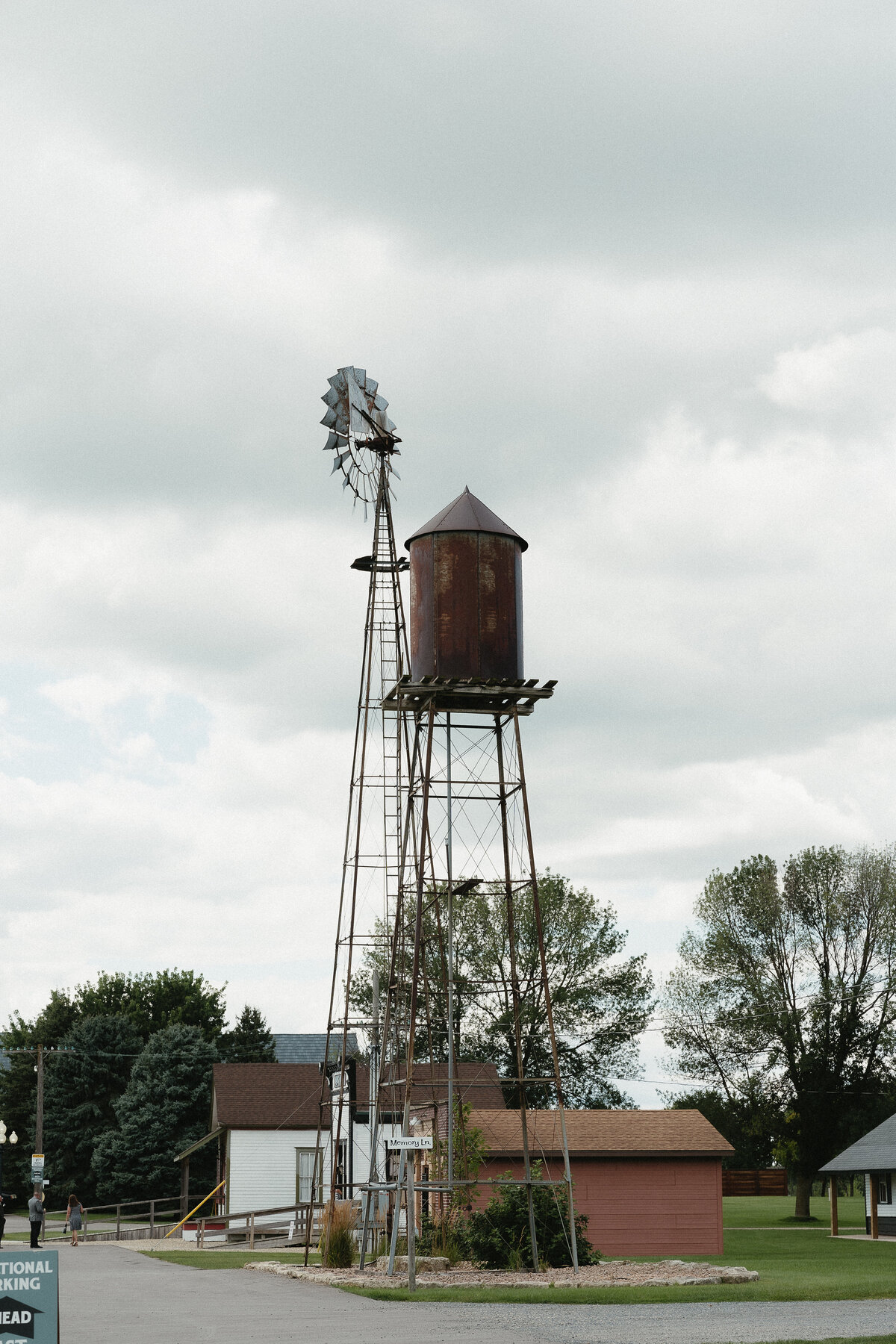 little-log-house-pioneer-village-wedding-hastings-minnesota-documentary-true to tone-midwest-photographer