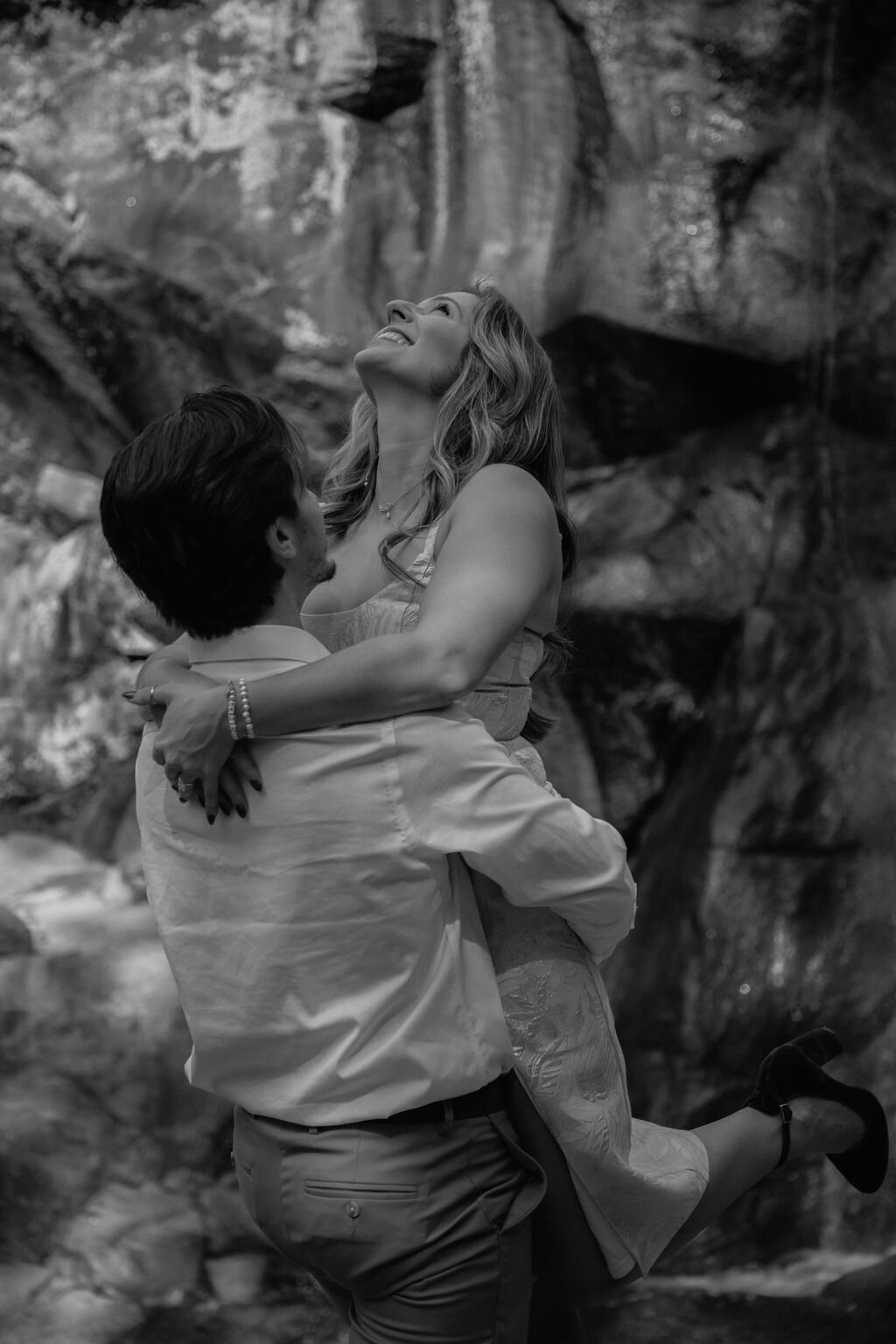 meredith-michel-photography-black-and-white-waterfall-lift-engagement-richmond-va