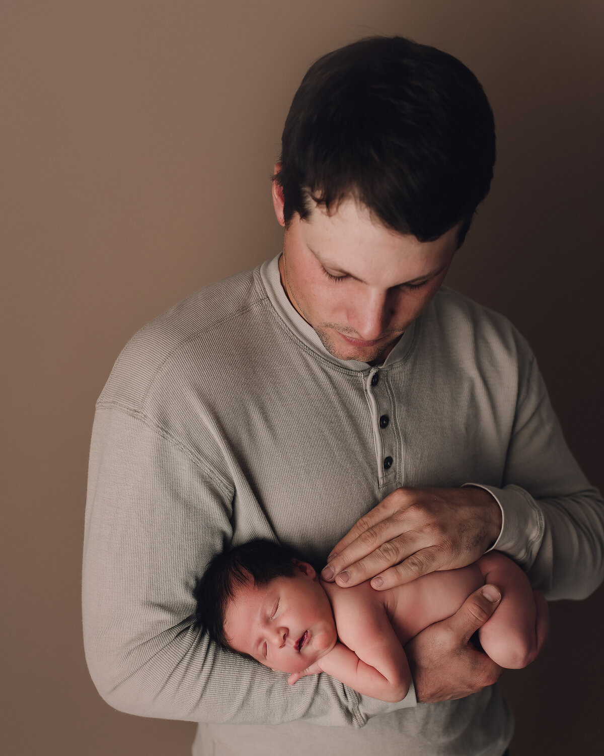 Dad and newborn posing Medford Oregon Newborn photographer, By Katie Anne