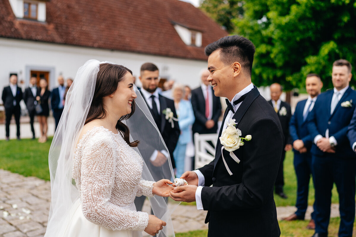svatba benice ženich a nevěsta u obřadu