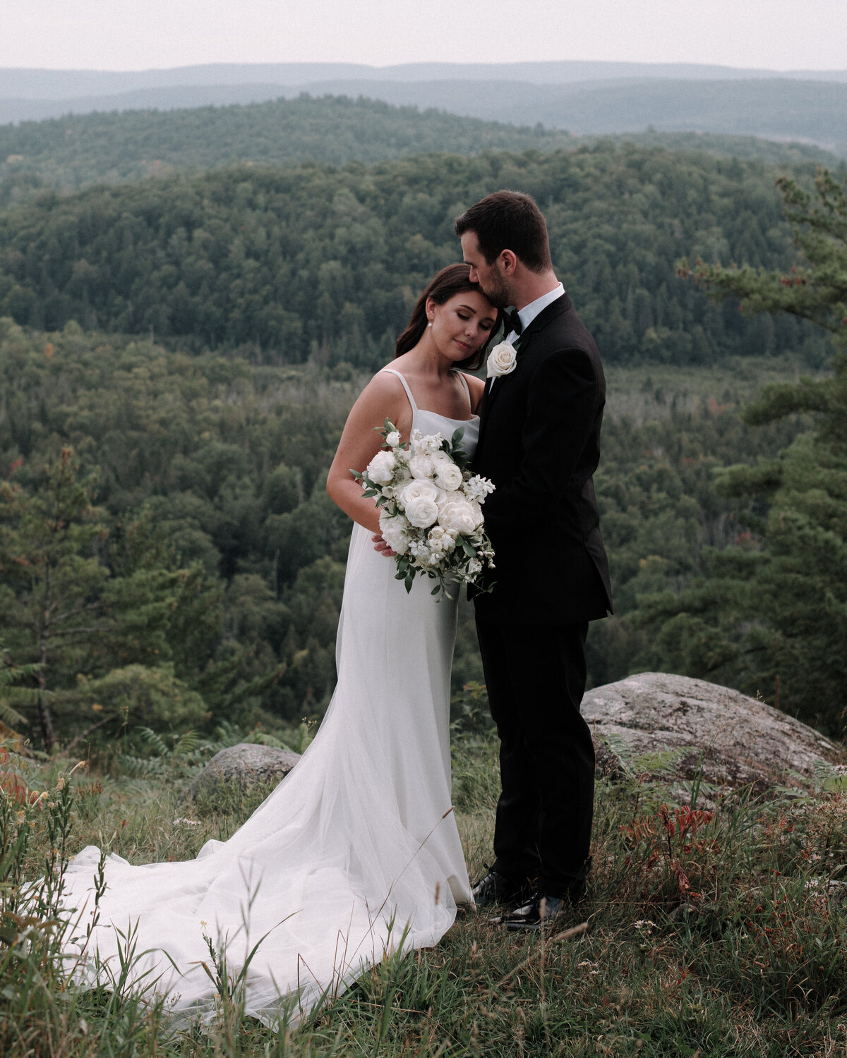 lovebirds on top of the gatineau hills at le belvedere