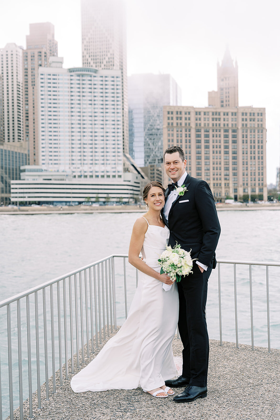 bride-and-groom-milton-olive-park-chicago-best-skyline-chicago