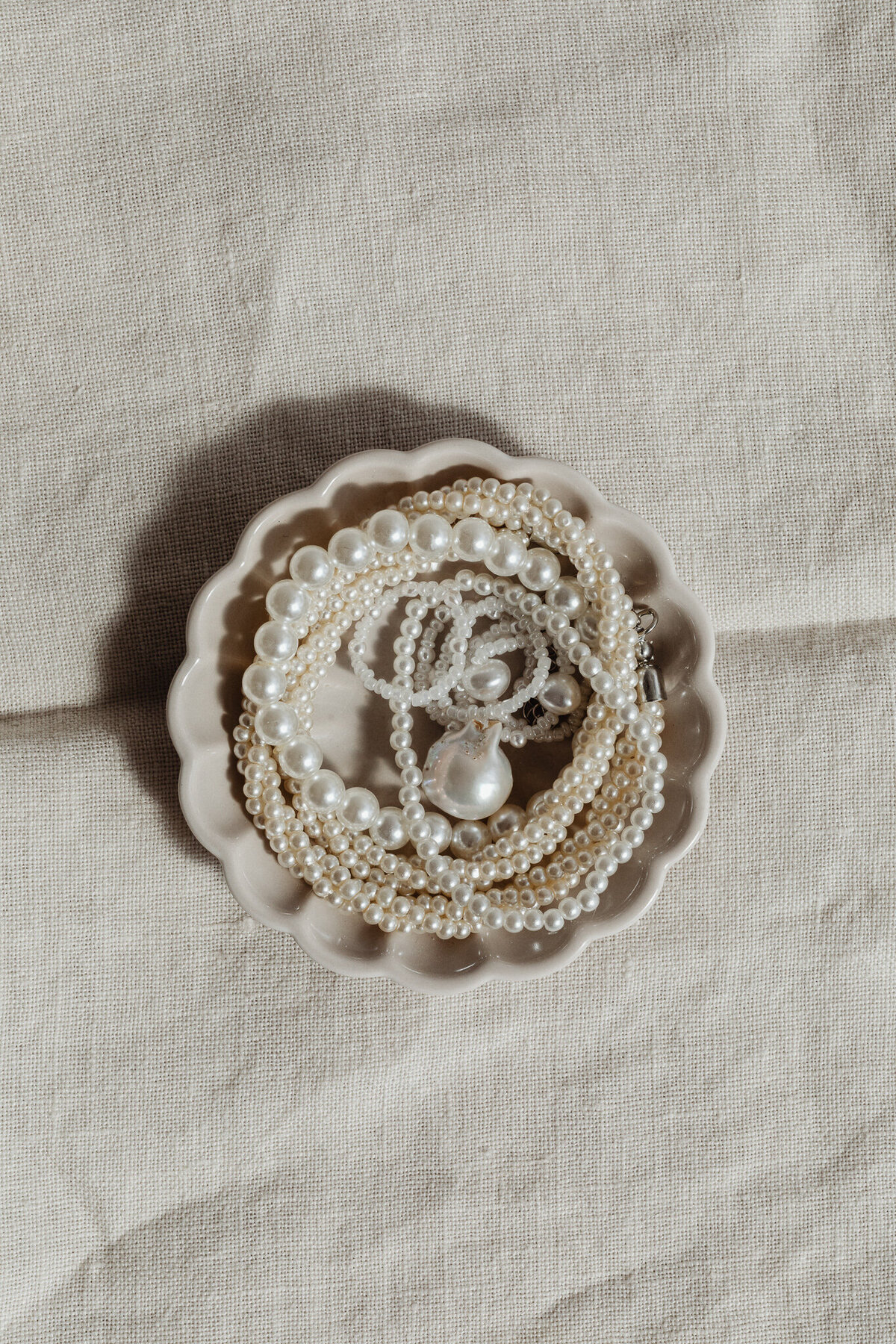 kaboompics_Pearl jewelry - backgrounds - flatlays - from above