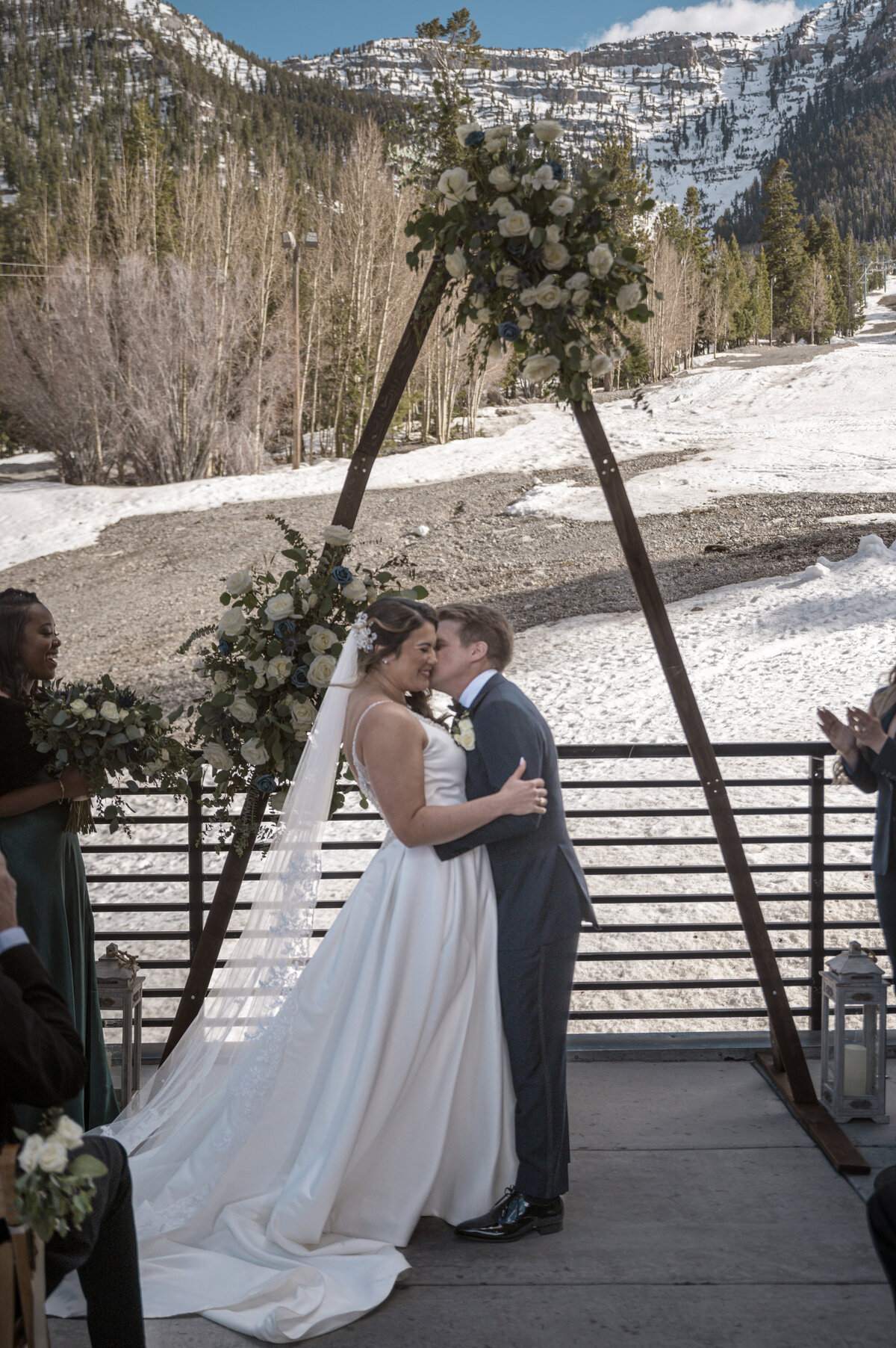 lincoln-outdoor-wedding-couple-kiss-legacy-in-light (40)