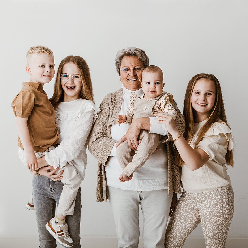 Familiefotograaf, kadovooroma, fotokado, halderberge, oosterhout, bergenopzoom, roosendaal, studioportret, omakleinkinderen, zundert, rucphen