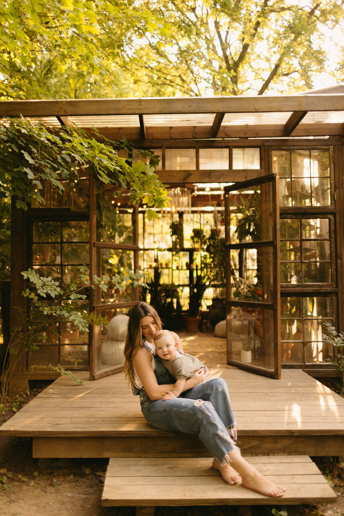 mom and baby snuggling in nashville tn at the glasshouse