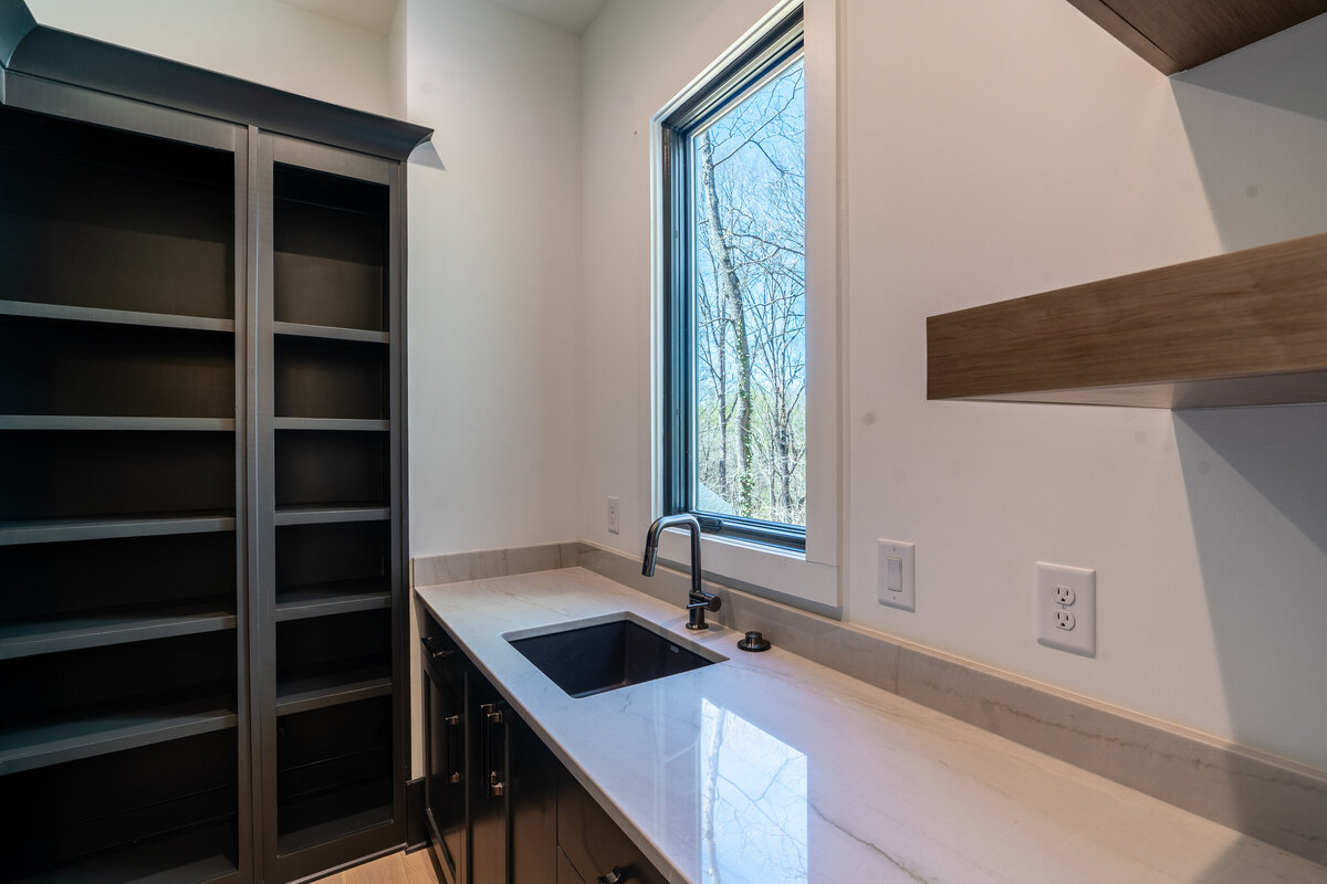 4211 Blackland Dr-002