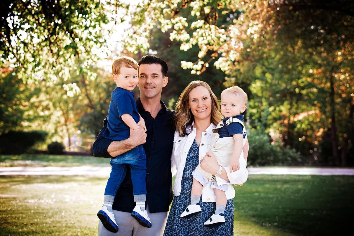outdoor-family-photography_vancouver-fraser-valley_deer-lake-park_family-of-4